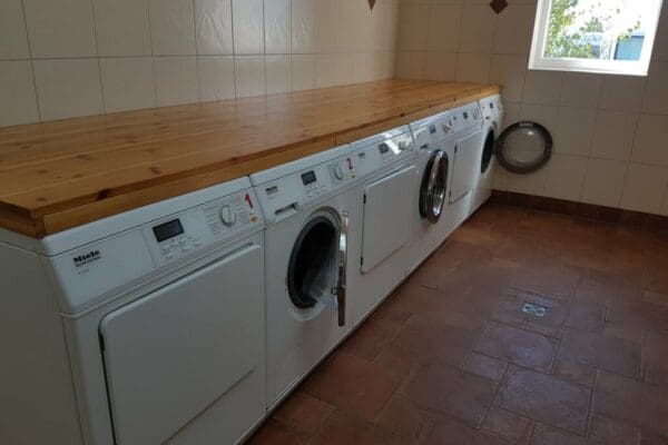 Service-Bereich 3. Raum: Waschmaschinen/Trockner