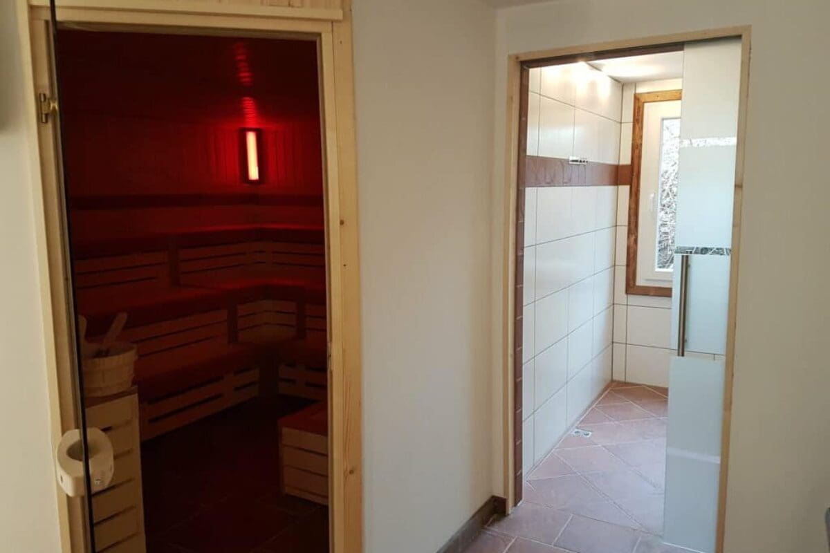 Eingang Sauna + Eingang Duschen